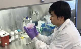 PGS. Nguyễn Đức Thành tại phòng thí nghiệm. Ảnh nhân vật cung cấp 