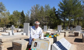 Viện trưởng Viện Bảo tồn tiếng Việt (ĐH Duy Tân) Nguyễn Đăng Hưng bên tấm bia tưởng niệm Giáo sĩ Alexandre de Rhodes