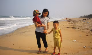 Nữ ngư phủ Phạm Thị Huệ cùng 2 con nơi bờ biển chị vừa may mắn thoát chết