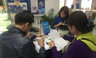 Các cam kết lâu dài của khách chưa có biện pháp tháo gỡ đang cản trở khách hàng chuyển mạng. Ảnh: Võ Hóa 