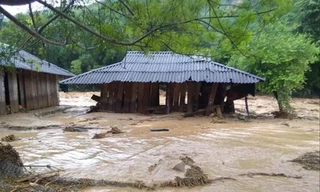 Lũ cuốn trôi nhà tại huyện Quan Sơn 