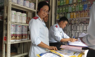 Cơ quan chức năng kiểm tra hóa đơn, chứng từ các quầy kinh doanh phụ gia thực phẩm tại chợ Kim Biên (quận 5, TPHCM) 