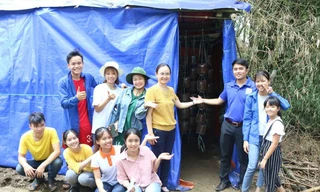 Các thầy cô và nhóm sinh viên chuyển giao công nghệ trồng nấm bào ngư trong chiến dịch Mùa hè xanh năm 2018 của ÐH Sư phạm (ÐH Ðà Nẵng) tại xã Duy Phước (huyện Duy Xuyên). Ảnh: NVCC