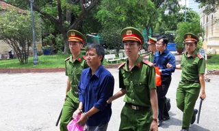 Hai bị cáo Trần Hải Ðăng (đi trước) và Nguyễn Ðăng Thảo sau phiên tòa chiều qua 5/6. Ảnh: Tân Châu ​