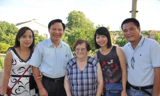 Bà Paulette (thứ 3 từ phải sang) chụp ảnh lưu niệm với những người Việt đến thăm gia đình (tư liệu)