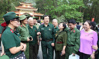 Ông Vũ Trọng Kim, Chủ tịch T.Ư Hội cựu TNXP Việt Nam cùng đồng đội tri ân các Anh hùng Liệt sĩ, Gia đình có công nhân kỷ niệm 50 năm Ðường mòn Hồ Chí Minh. Ảnh: TNXP