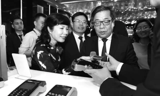 Lãnh đạo NHNN trải nghiệm tính năng thanh toán không tiếp xúc của thẻ chip nội địa 