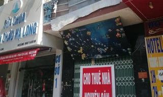 Nhiều hàng quán ở khu phố cổ Hà Nội đóng cửa. Ảnh: Ngọc Linh