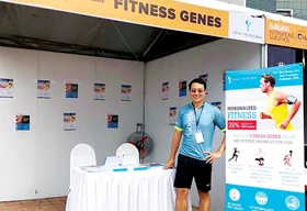 CEO Gene Friend Way Cao Anh Tuấn mang mô hình tham gia triển lãm. Ảnh: NVCC