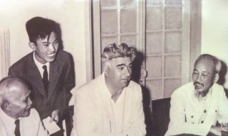 Ông Vũ Khoan (thứ hai từ trái sang) trong lần dịch cho Bác Hồ. Ảnh Tư liệu Bộ Ngoại giao VN