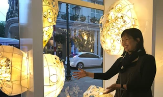 Nghệ sĩ Vũ Kim Thư bên các tác phẩm sắp đặt của mình. Ảnh: Diệp Anh