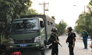 Lực lượng cảnh sát vây bắt Tuấn "khỉ" sau khi đối tượng gây án bỏ trốn. Ảnh: PV