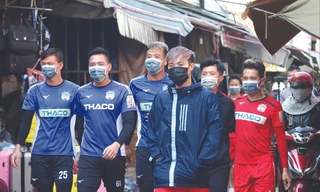 Các cầu thủ HAGL phát khẩu trang miễn phí cho người dân ở chợ​trung tâm TP​Pleiku. Ảnh: HAG ​