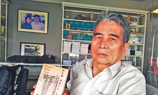 Nhà văn Nguyễn Mạnh Tuấn với một tác phẩm được dịch sang tiếng Nga. Ảnh:Trần Nguyễn Anh 