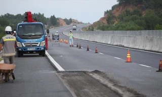 Cao tốc Đà Nẵng - Quảng Ngãi với vốn đầu tư hơn 34 nghìn tỷ đồng đang có nhiều đoạn hư hỏng.