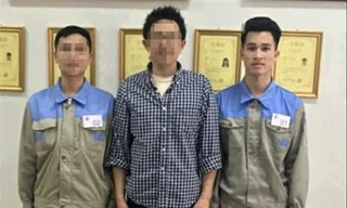 Dù được thông báo đã đáp ứng đủ điều kiện nhưng hơn 1 năm qua, anh M.V.S (bên phải) chưa thể sang Nhật làm việc như cam kết của phía Cty Việt Phú