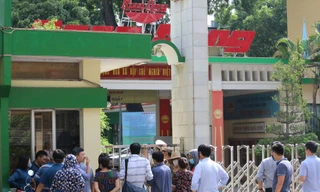 Người dân đến Cty CP Bóng đèn phích nước Rạng Ðông yêu cầu đối thoại. Ảnh: T.H