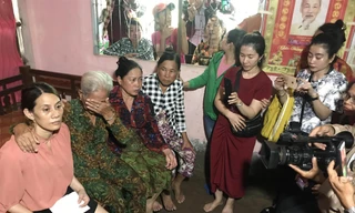 Người dân ấp Bửu Ðông, xã Long Ðiền Ðông (Ðông Hải, Bạc Liêu) ngóng tin cô Nguyễn Kim Hon lưu lạc 22 năm về quê. 