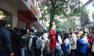 Fan xếp hàng mua tự truyện 