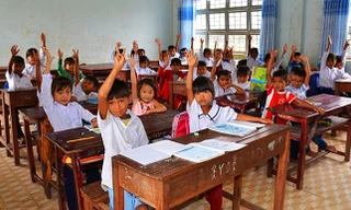 Những cánh tay giơ lên khi PV hỏi Em nào muốn ăn cơm ở trường? 