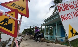 Vào mùa mưa, sạt lở ven sông đã làm hư hại nhà cửa, đường giao thông,… 