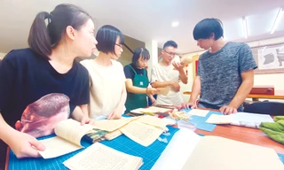 Vợ chồng bác sĩ giấy (thứ 2-3 từ phải sang) cùng học trò ở Hán Nôm Ðường 