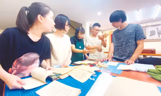 Vợ chồng bác sĩ giấy (thứ 2-3 từ phải sang) cùng học trò ở Hán Nôm Ðường 