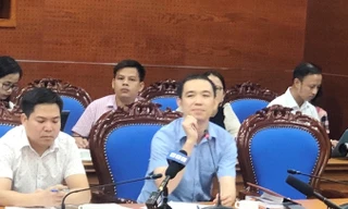 Ông Nguyễn Ðăng Khoa, PGÐ Cty CP Ðầu tư nước sạch sông Ðà ngồi trả lời báo chí chiều 17/10. Ảnh: T.Ð