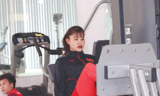 Trung vệ Chương Thị Kiều tập luyện trong phòng Gym