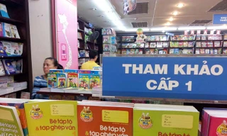 Sách giáo khoa dùng một lần gây tốn kém cho phụ huynh học sinh. Ảnh: NHẬT MINH 