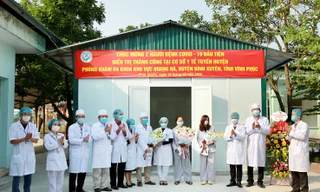 2 bệnh nhân nhiễm Covid-19 điều trị tại Trung tâm điều trị bệnh hô hấp cấp (Phòng khám đa khoa Quang Hà) được ra viện chiều 18/2. Ảnh: Trà Hương