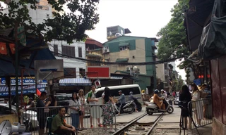 Du khách đến đây bây giờ hay có kiểu ngẩn ngơ, ngẩn tò te trước barie. Ảnh: DPV