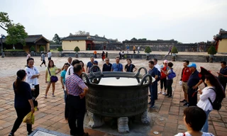 Du khách Trung Quốc tham quan Ðại Nội Huế. Ảnh: Như Ý