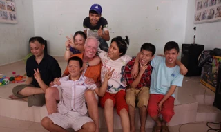 Những trẻ em da cam ở Trung tâm luôn thân thiết với Matt. Ảnh Giang Thanh 