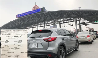 Từ 1/1/2019, trạm BOT Pháp Vân-Cầu Giẽ phải thanh toán phí không dừng nhưng Chủ nhật vừa qua, trạm này vẫn thu tiền mặt, phát biên lai giấy. Ảnh: Anh Trọng