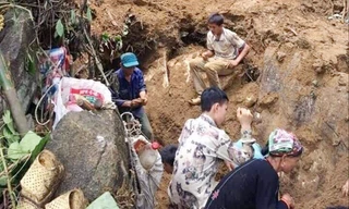 Hàng trăm người dân kéo lên khu vực núi đá (bãi Bưởi) tìm đá quý 