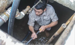 Người dân thau bể ngầm sau sự cố nước sông Ðà. Ảnh: Trần Hoàng