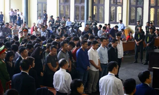 Các bị cáo nghe tòa tuyên án chiều 30/11. Ảnh Như Ý 