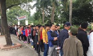 Dòng người vui vẻ xếp hàng chờ đến lượt nhận vé trước trụ sở VFF sau khi mua vé online thành công. Ảnh: H.M 