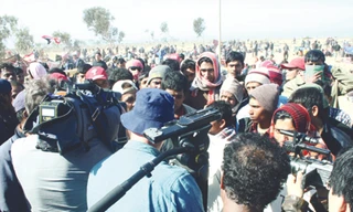 Nhà báo bị người nhập cư bao vây Ảnh: Đình Thắng