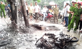 Chiếc xe máy bị thiêu rụi ngay dưới cột điện cháy