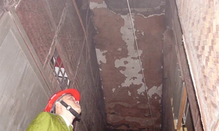 Cháy nhà tập thể, một người nhập viện