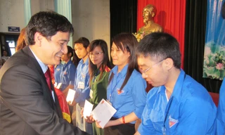 Bí thư Thứ nhất TW Đoàn Nguyễn Đắc Vinh trao tặng học bổng cho 10 SV nghèo vượt khó ĐH Vinh. Ảnh Quang Long: