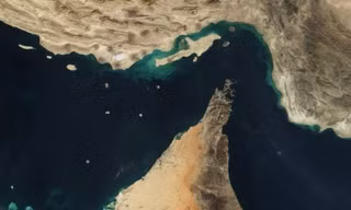 Iran: Không ai có thể vượt qua eo biển Hormuz