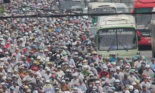 Kẹt cứng trên cầu Bình Triệu ngày đầu thu phí