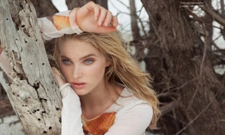 Vẻ quyến rũ gợi tình của siêu mẫu đắt sô nhất Victoria's Secret