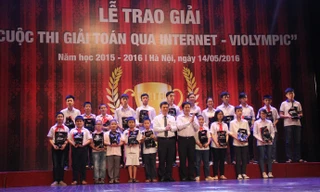 24 thí sinh đạt điểm số cao nhất thuộc 8 bảng thi đã được nhận mỗi em một chiếc máy tính bảng Samsung từ Tập đoàn FPT - đơn vị tổ chức cuộc thi