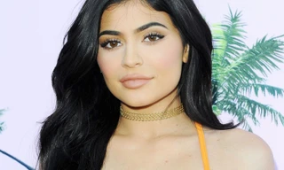 Kylie Jenner diện đầm trễ nải, khoe đường cong đầy mê hoặc