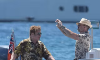 Elton John tình cảm ngọt ngào bên bạn đời đồng giới và 2 con trai