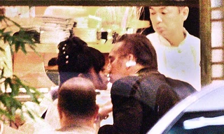 Nicolas Cage hôn say đắm "bạn gái mới"